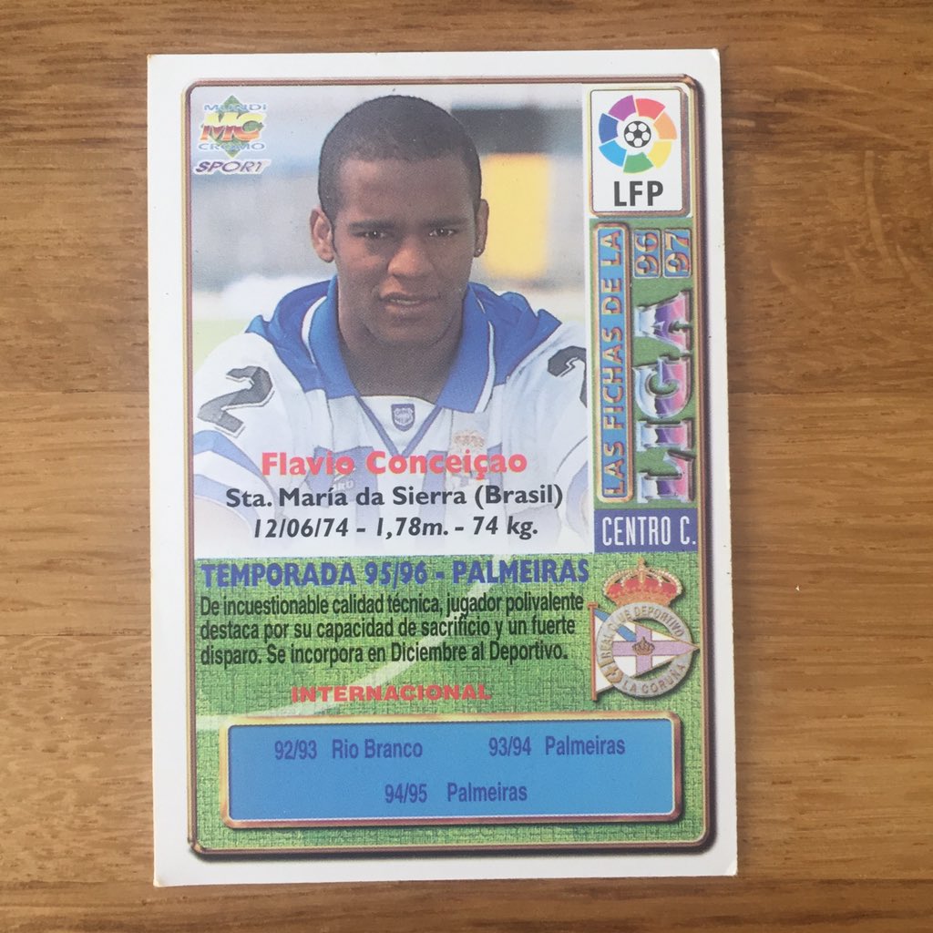 AlejandroNovo's tweet image. Uno de los encantos que tenía la extinta Mundicromo era que te podía sorprender con un jugador en chanclas o con otro dando toques con la cabeza. 

Para mí, esta carta de Flavio como fichaje del Dépor siempre tuvo un encanto especial. 

#Cromos #EnseñaTusCards #AsoCards