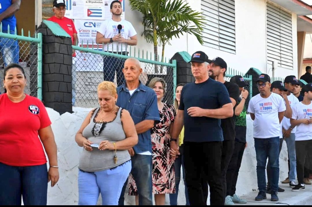 Saben quién es el de pullover azul, el Presidente <a href="/DiazCanelB/">Miguel Díaz-Canel Bermúdez</a>, adentrándose en la fila de electores para ejercer el voto 🗳️. "Esto no lo verás en otro país, solo en Cuba 🇨🇺" #YoVotoXTodos
