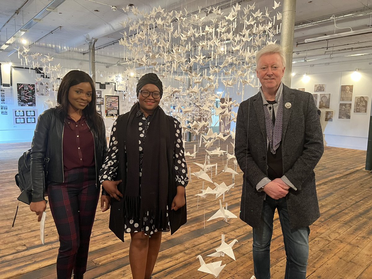farai_nhakaniso's tweet photo. The #PaperBirds exhibition in the Horrocks Gallery @SpinnersMill
1000 origami cranes suspended from the ceiling - visually stunning.
This #PlatinumJubilee project has everything: #poems #stories #drama #dance #Immigration #slavery #Leigh #heritage
@Martin69Green @Healthy_Arts https://t.co/xDJ1qiASlM