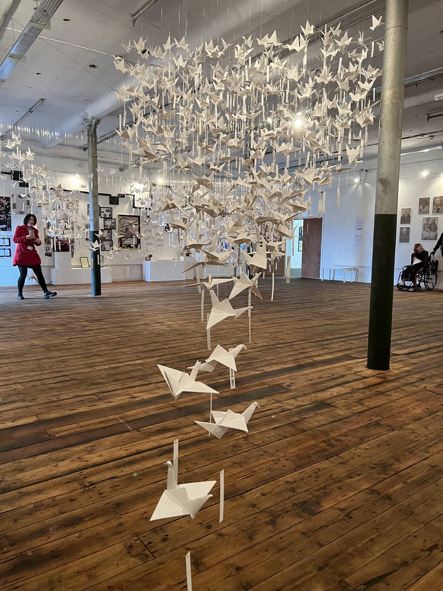 farai_nhakaniso's tweet photo. The #PaperBirds exhibition in the Horrocks Gallery @SpinnersMill
1000 origami cranes suspended from the ceiling - visually stunning.
This #PlatinumJubilee project has everything: #poems #stories #drama #dance #Immigration #slavery #Leigh #heritage
@Martin69Green @Healthy_Arts https://t.co/xDJ1qiASlM