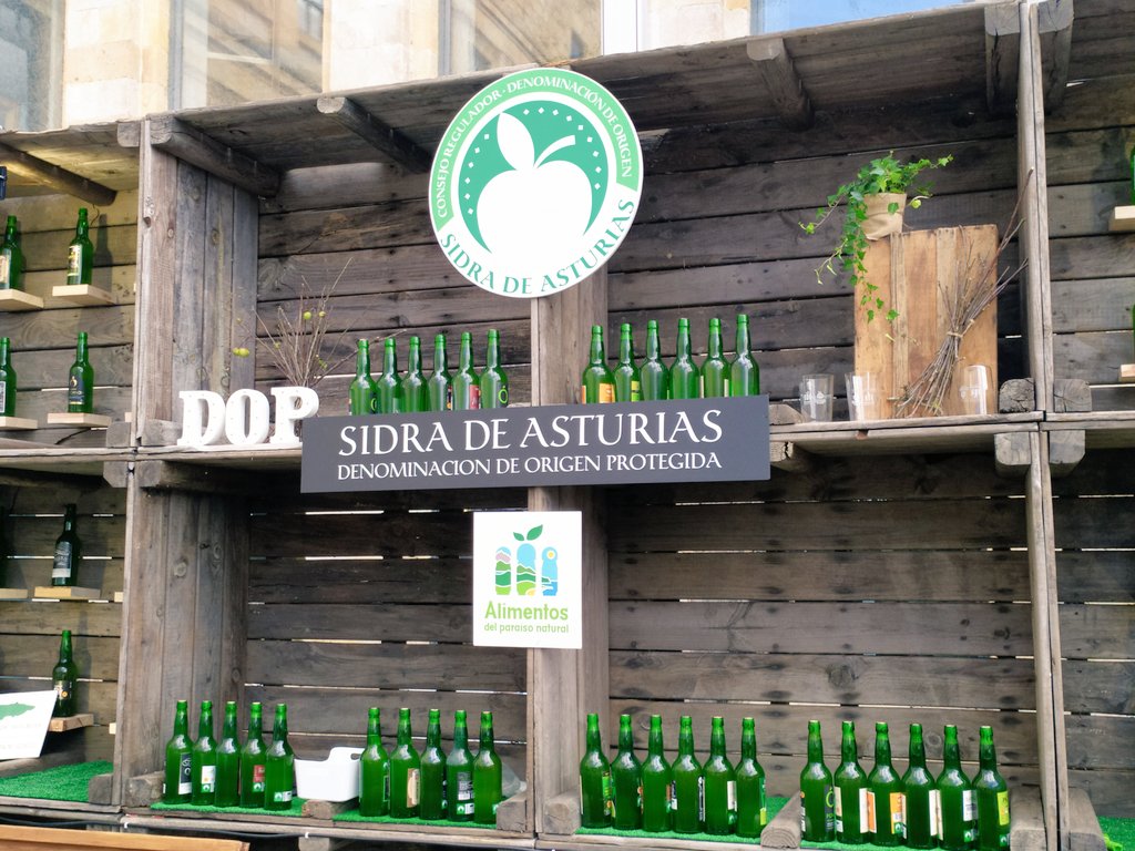 En el <a href="/summit_cider/">International Cider Summit Asturies</a> de Gijón en <a href="/LaboralCdlC/">Laboral Ciudad de la Cultura</a>, con <a href="/SidraDasturias/">DOP Sidra de Asturias</a>. Gran iniciativa de #EduVazquezCoto para fomentar la cultura sidrera internacional. 👏👏
#cider #sidra #sagardoa