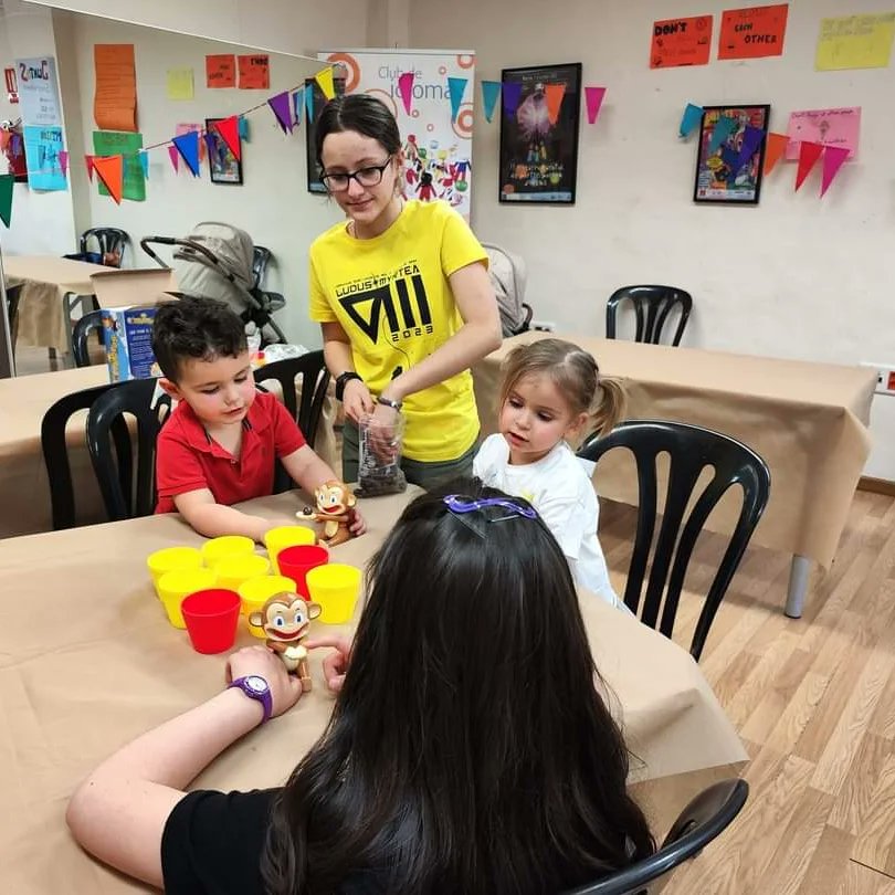 SiJuego's tweet photo. Vuelven las Ludus Myrtea y nosotros volvemos a calzarnos la camiseta amarilla.
La peque ya es monitora en toda regla y el garrapato es el único que se libra de coger turno, de momento. Jugando en familia.
#Rol #JuegosDeMesa #Jornadas #LudusMyrtea #Murcia @ARMS_Rol @LudusMyrtea https://t.co/QPHYDtxEj3