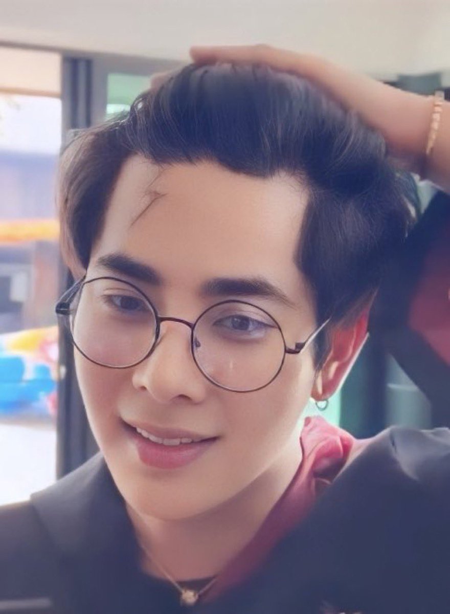forthearthemix's tweet photo. he’s so boyfriend material NOT OKAY 😩😩

#EarthMix #เอิร์ทมิกซ์ #Mixxiw #GmmtvOuting2023 https://t.co/fEXovUqgwm