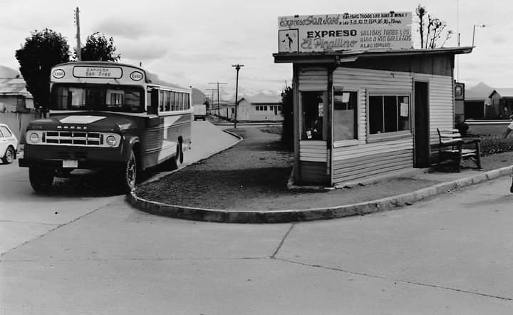#PuertoNatales 1979, es una     ciudad y puerto  situado en el extremo austral del país, a orillas del Canal Señoret, entre el Golfo Almirante Montt y el Seno Última Esperanza, en la Región de Magallanes y de la Antártica Chilena.#años70