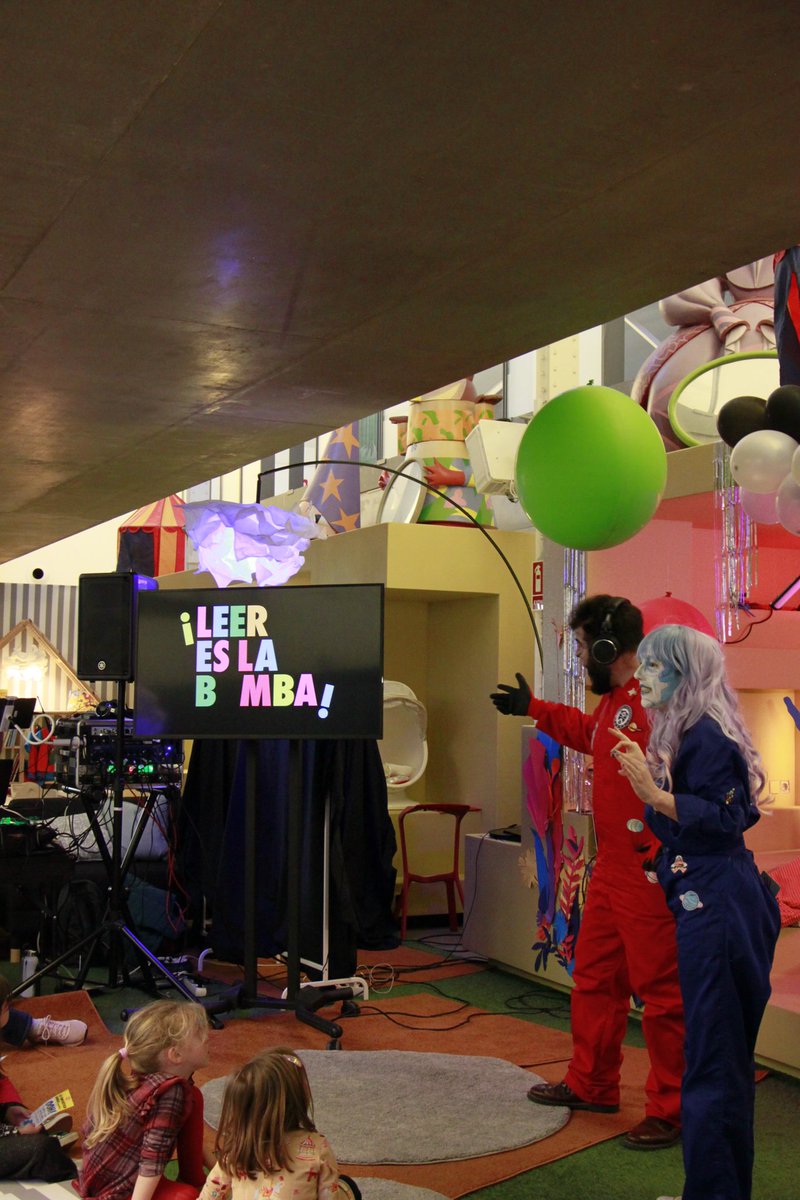 CasaLector's tweet photo. Las aventuras de 0 y 99 llegan a su fin! Por fin han descubierto la contraseña para que su nave espacial despegue: “Leer es la bomba” #Festivalito #capitulouno @mataderomadrid @hostiaunlibro https://t.co/koNF0zLJ6N
