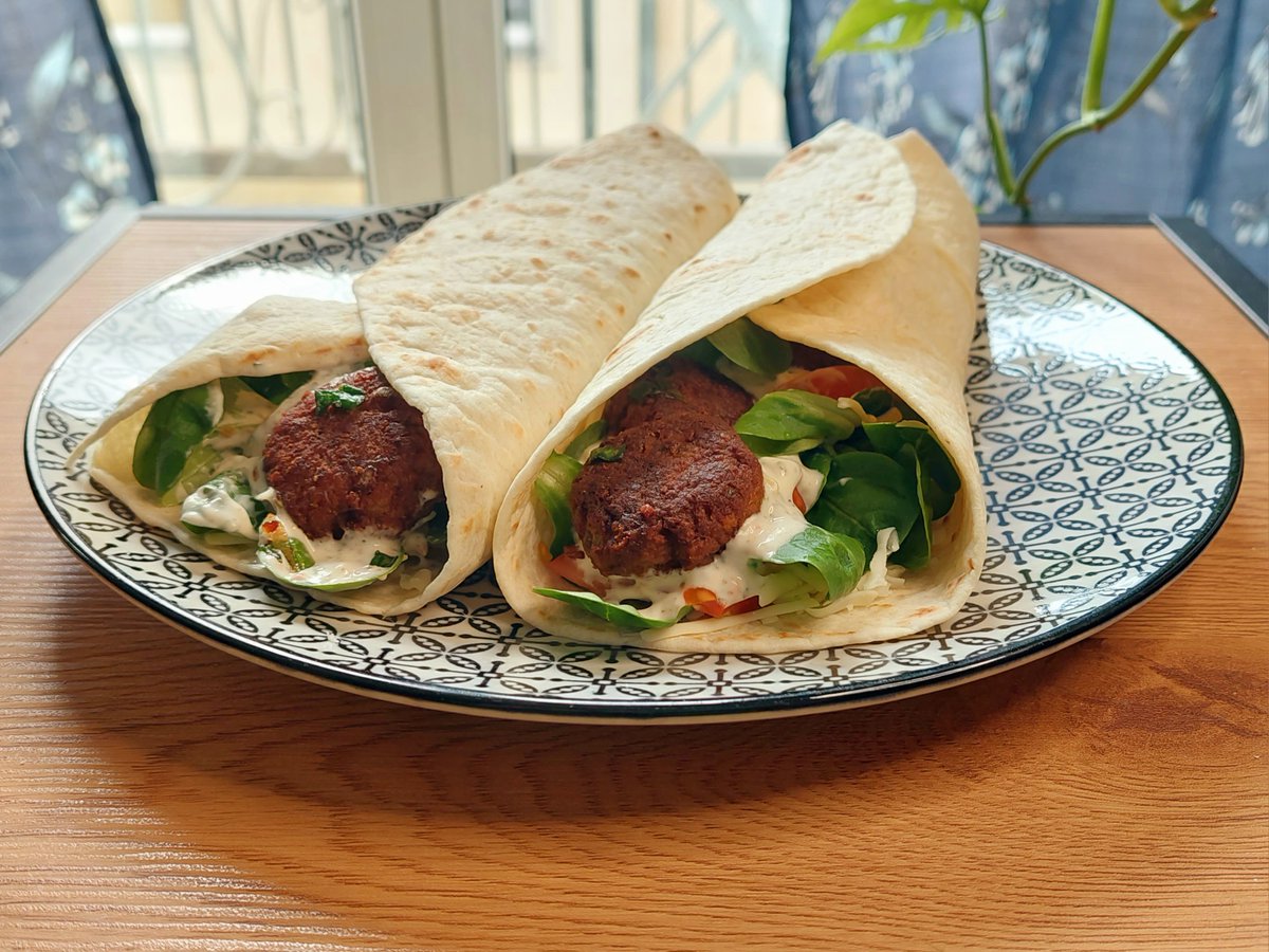 Project: Karl's VGang Timeline 🌱
year_2_day_96 - frika wrap
___
| ingredients: wraps, pea balls, yoghurt-garlic-sauce (creme, yoghurt, garlic, spices, nutmeg, mayonnaise), tomatoes, lamb's letucce___|

#govegan #vgang #karlsvgang #vegan #veganfood 💚
<a href="/Dekarldent/">Dekarldent 🌱</a>

!B