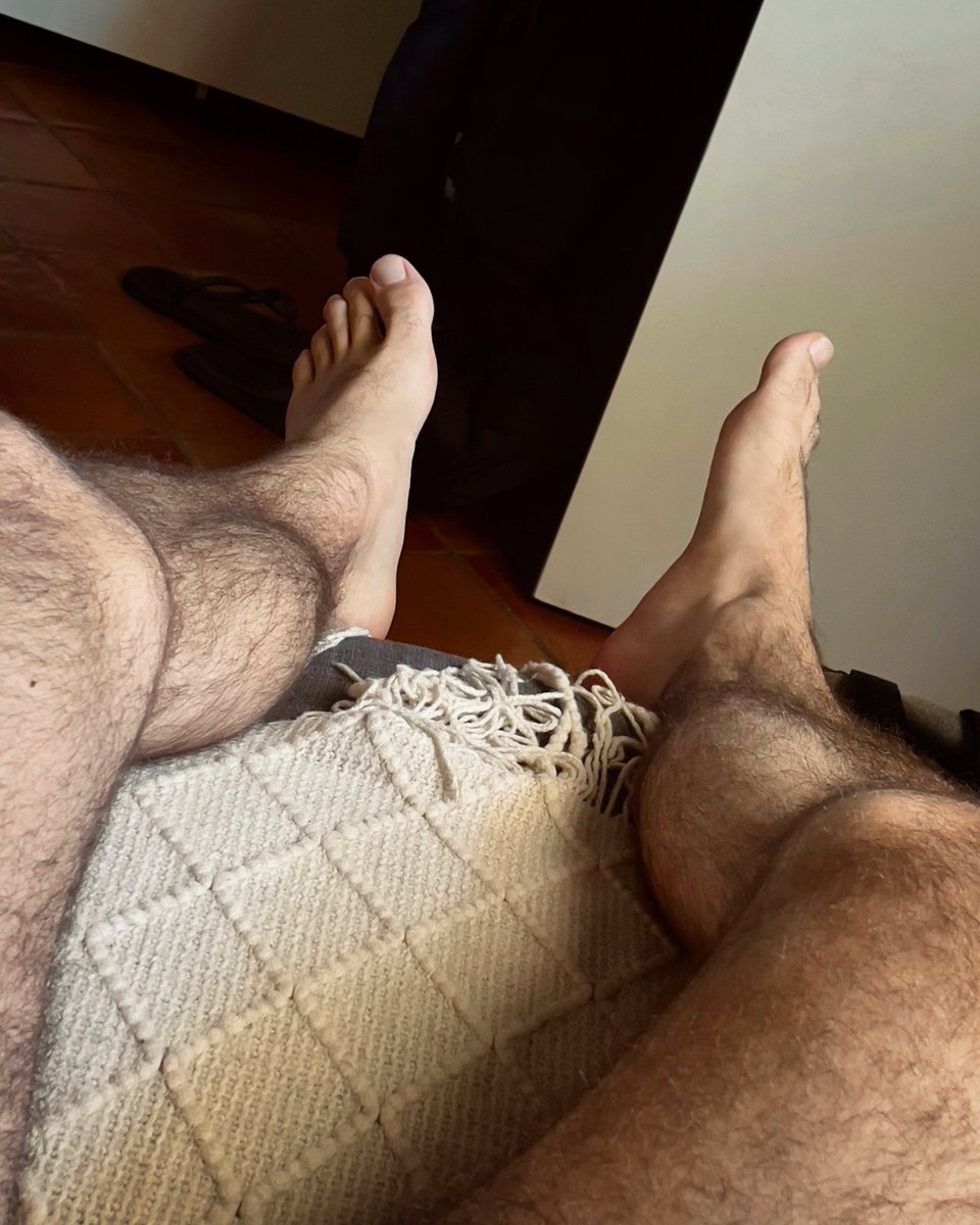 Hugo_Deros's tweet photo. Posé 👣

#gay #feet #hairylegs https://t.co/YHwHnBsJlk