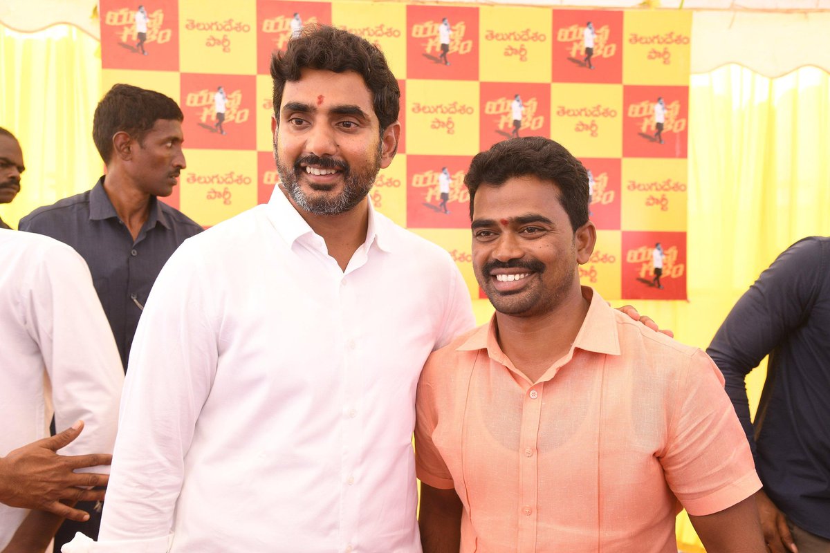 1260Simha's tweet photo. నా మిత్రులు నిరుద్యోగ జేఏసీ స్టేట్ ���న్వీనర్, షేక్ సిద్ధిక్ మరియు కళ్యాణదుర్గం నిరుద్యోగ జేఏసీ నాయకులు పవన్ యాదవ్ ఈరోజు నారా లోకేష్ గారిని విశ్రాంతి క్యారీ వ్యాన్ బస్సులో కలిసి నిరుద్యోగ, విద్యార్థి సమస్యలపై చర్చించి త్వరలో మేనిఫెస్టోను విడుదల చేయాలని నారా లోకేష్ గారితో చర్చించారు https://t.co/OQaJICxFcV