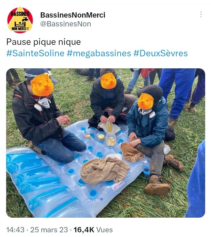 alexcarre49's tweet photo. S'il ne fallait qu'une image pour illustrer la déconnexion totale de ces gens, aux ventres tjrs pleins, qui se battent contre des "mega bassines" &amp; l'idée qu'ils se font d'une agriculture qu'ils ne comprennent pas :
Des enfants gâtés qui mangent tout en piétinant de la nourriture https://t.co/Fk98B6KGtI