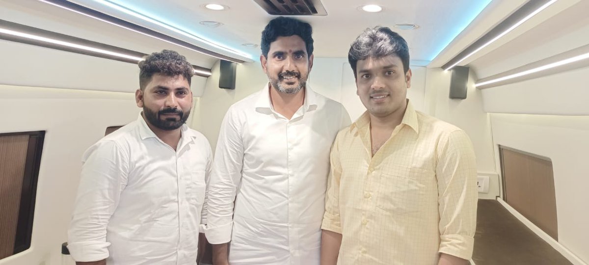 1260Simha's tweet photo. నా మిత్రులు నిరుద్యోగ జేఏసీ స్టేట్ ���న్వీనర్, షేక్ సిద్ధిక్ మరియు కళ్యాణదుర్గం నిరుద్యోగ జేఏసీ నాయకులు పవన్ యాదవ్ ఈరోజు నారా లోకేష్ గారిని విశ్రాంతి క్యారీ వ్యాన్ బస్సులో కలిసి నిరుద్యోగ, విద్యార్థి సమస్యలపై చర్చించి త్వరలో మేనిఫెస్టోను విడుదల చేయాలని నారా లోకేష్ గారితో చర్చించారు https://t.co/OQaJICxFcV