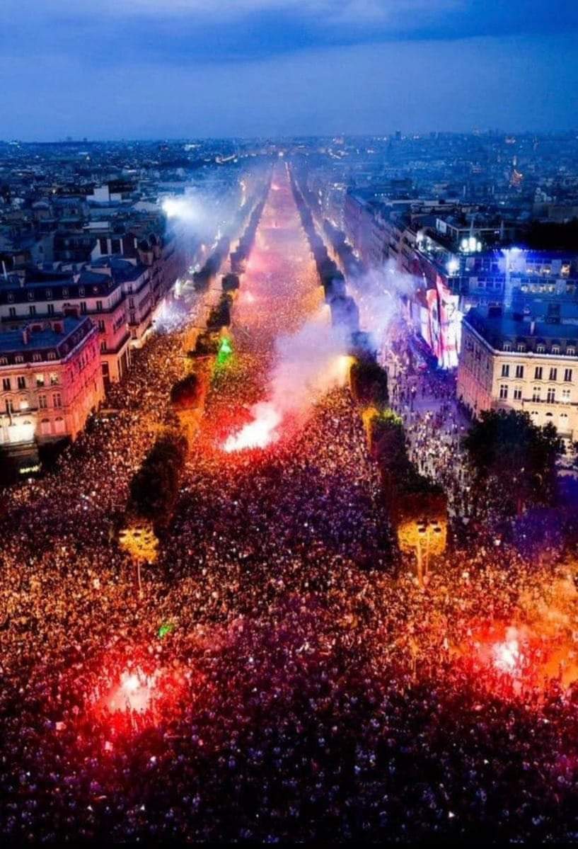 Le proteste in Francia contro #Macron e la riforma delle pensioni sono numerose e con moltissima partecipazione. Ma questa foto è stata fatta quando la Francia ha vinto il mondiale di calcio nel 2018. Non è una foto di questi giorni come scrivono molti account su Twitter