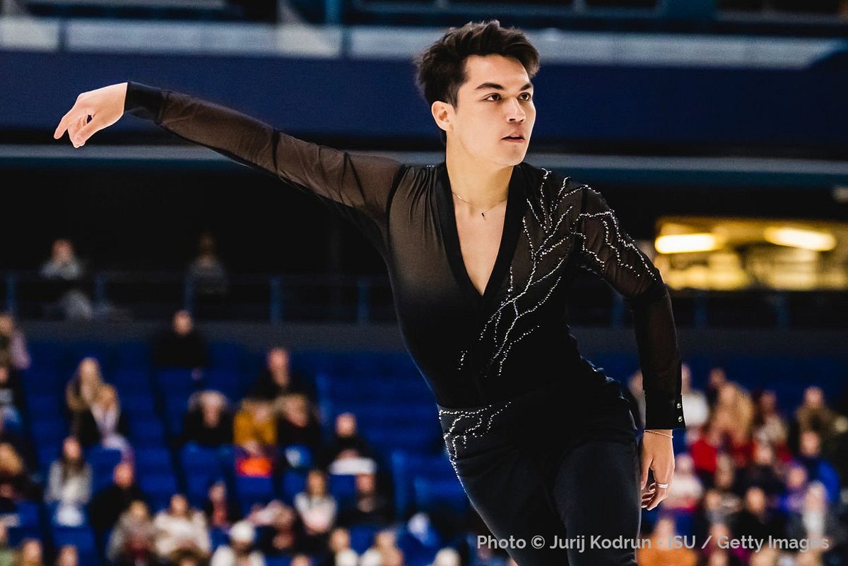 goldenskate's tweet photo. Happy Birthday 🎂 to USA's 🇺🇸 Camden Pulkinen — The 2022 #CSFigure #GoldenSpin 🥇! GS Fan Fest 🗨️ https://t.co/BdPGxbWWZ1 The 23-year-old also took 🥉 at #USINTLClassic 👏🏻 He likes reading poetry 📖 and walking 🥾 📷 2022-23 FS to "Invierno Porteno" #FigureSkating https://t.co/mNEYmEfjf6