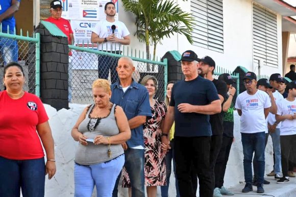 PartidoPCC's tweet photo. Presidente de Cuba ejerce su derecho al voto #MejorEsPosible

https://t.co/YhbUezXhpO https://t.co/GRN8cXYTot