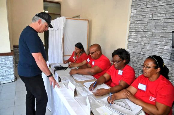 PartidoPCC's tweet photo. Presidente de Cuba ejerce su derecho al voto #MejorEsPosible

https://t.co/YhbUezXhpO https://t.co/GRN8cXYTot