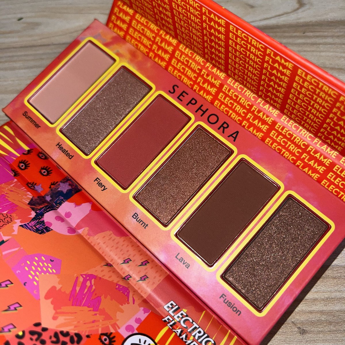 ✨ CONCOURS ✨

j’ai reçu cette palette le jour du sephora gold sauf que j’en ai aucune utilité donc je vous la fait gagner ! 

conditions : 
- rt 
- me suivre 

fin demain soir minuit !