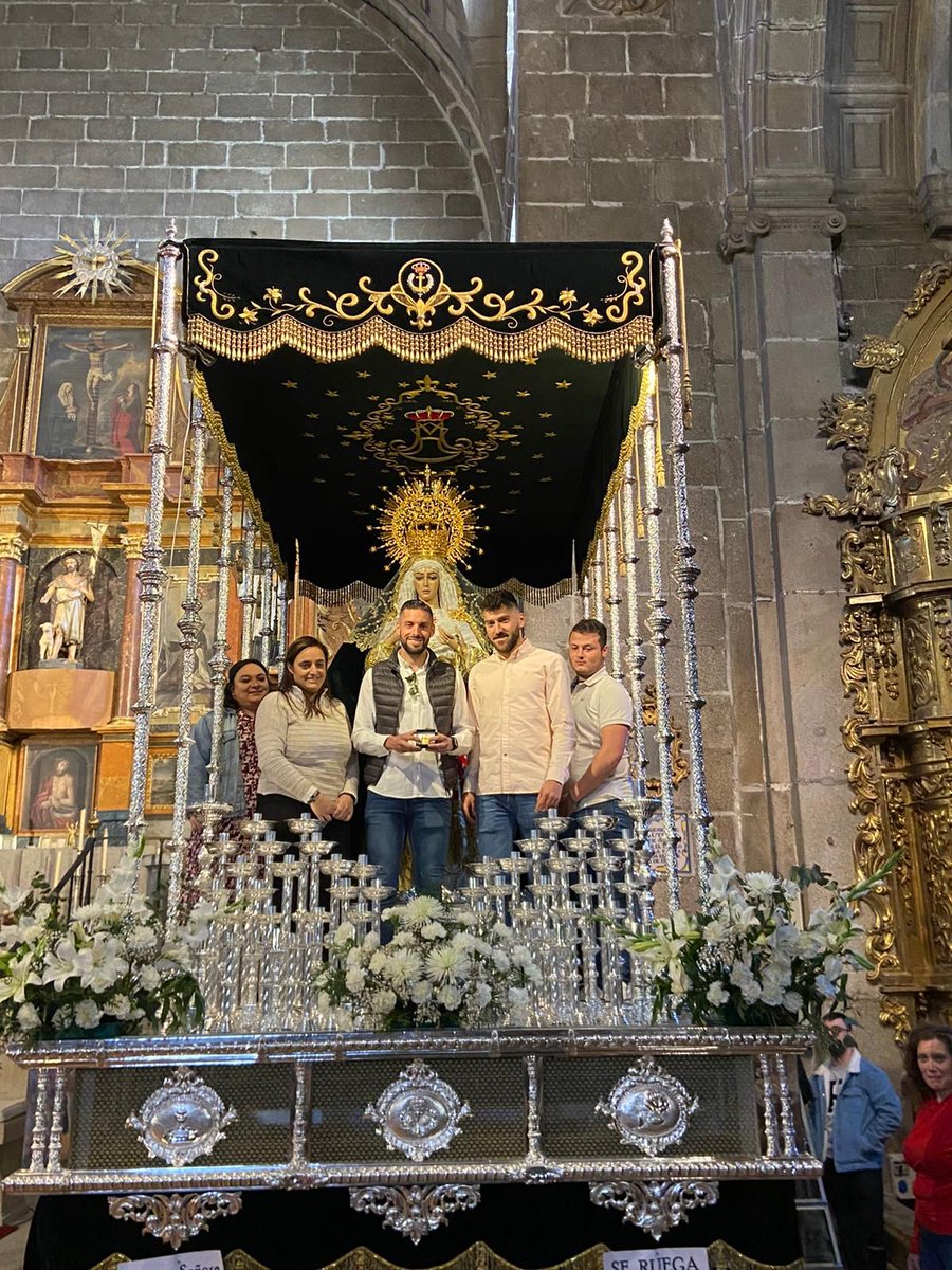 RealAvilaCF's tweet photo. 🙌 Nuestros capitanes @llorian21 y @javidemesa han sido los encargados de hacer entrega a la Virgen de la Esperanza el broche bañado en oro con el escudo de nuestro club engargado por socios de la entidad y hermanos de dicha Hermandaz. https://t.co/mnfCaJ5TSb