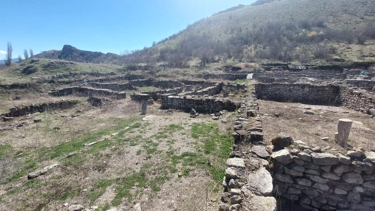 Македонија убава🇲🇰🇲🇰 
Село Коњух е едно од ретките места каде што кријат ранохристијански базилика со кружна форма. 
Локалитет Градиште се протега на површина околу 17 км