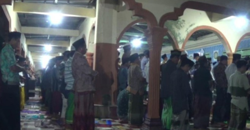 detikcom's tweet photo. Tarawih kilat di Blitar digelar hanya 7 menit untuk 23 rakaat sekaligus witir. Tarawih kilat ini sudah ada sejak tahun 1907.