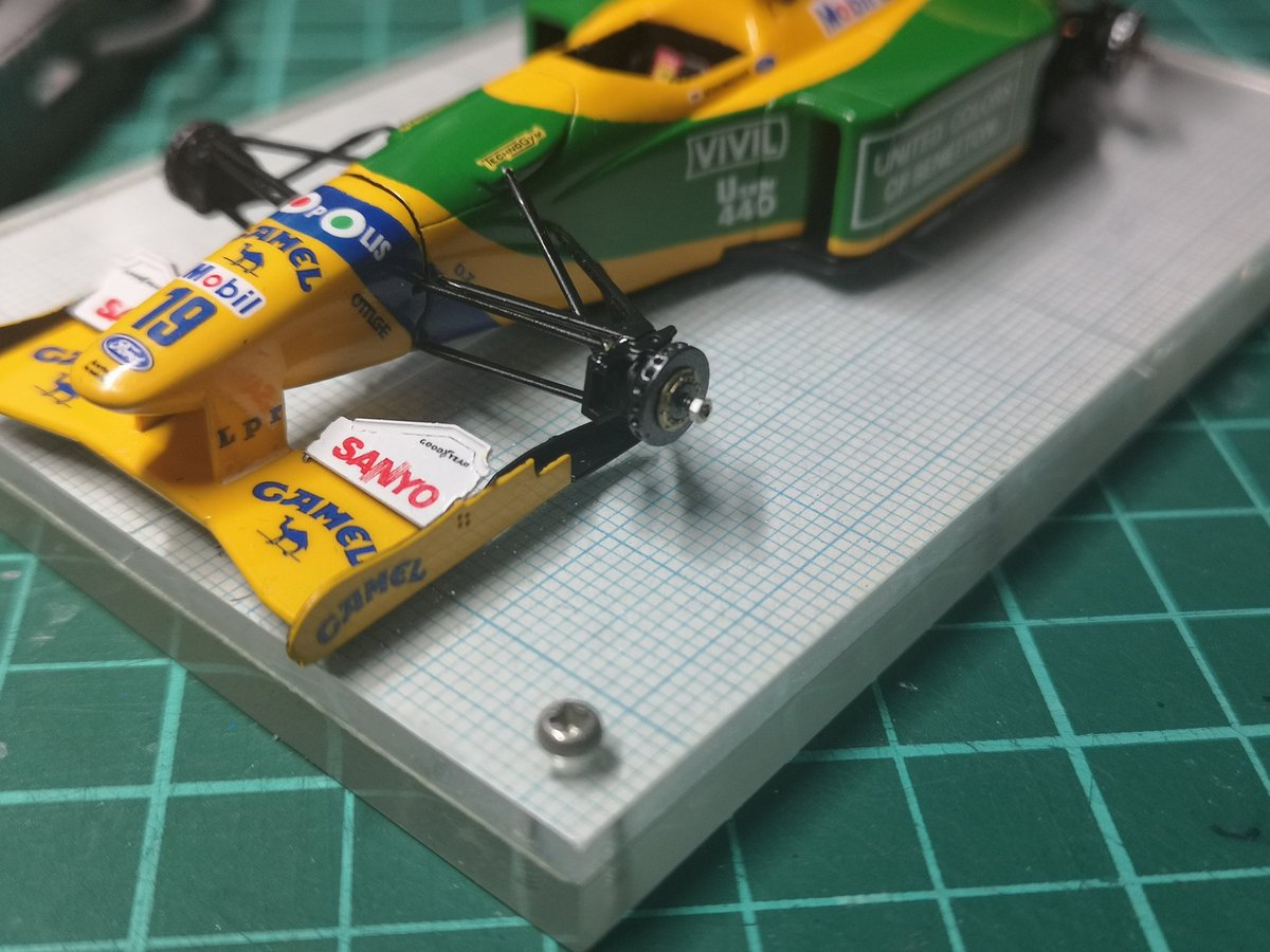 n_mansell2012's tweet photo. ホイールナットをうっかりしていましたが、塗装しました。
はじめからシルバーだと助かるのですが😟
あとはアンテナも作らねば。
#43オモロー
#B192
#うっかりモデリング https://t.co/s1kVeai4Ig