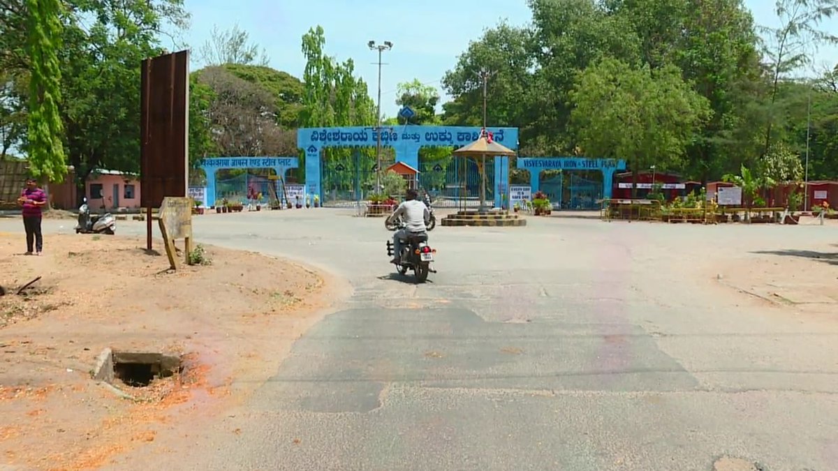 UdayaKumarSagar's tweet photo. Contract labours,who are protesting to save the century old Vishwesvaraya Iron and Steel plant at Bhadravathi, wrote a letter to @narendramodi from their blood. A mass campaign was held in the presence of Kanakaguru Peeta seer Eshwaranandapuri.Protest entered 67th day on Sunday https://t.co/2u9SKeJ0iz