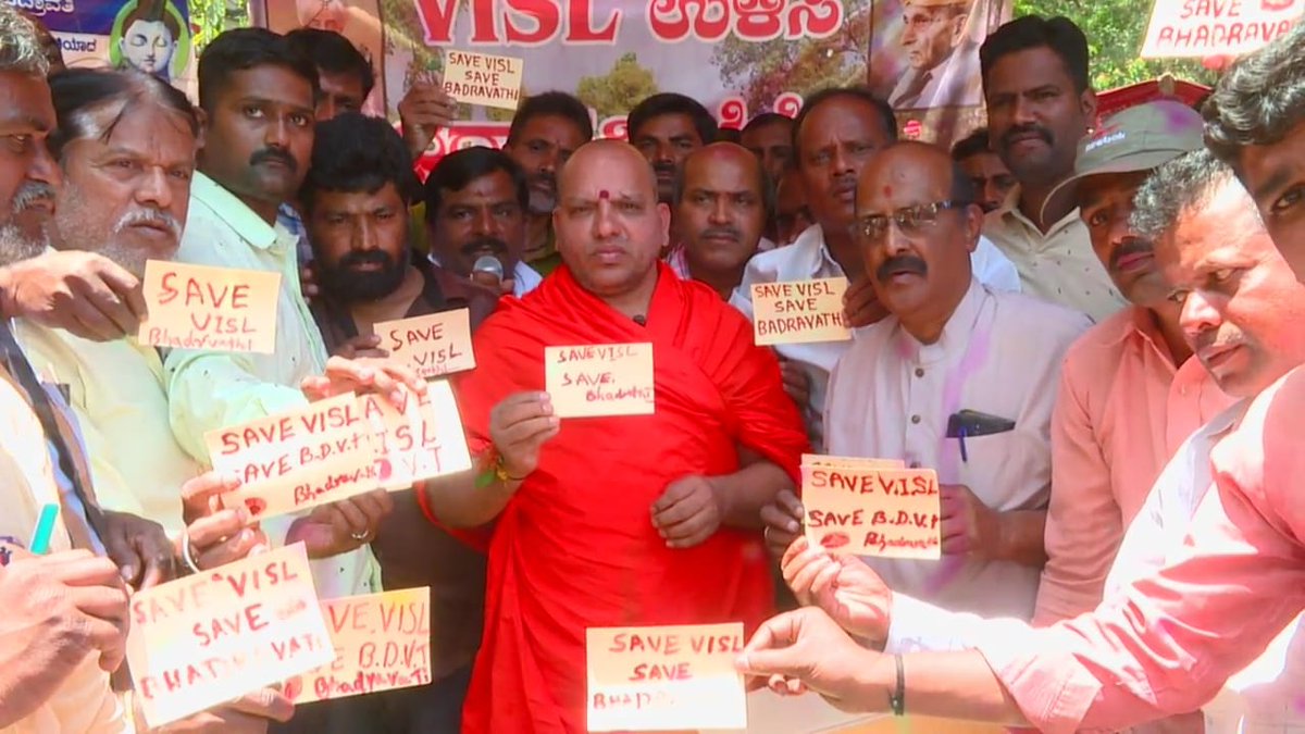UdayaKumarSagar's tweet photo. Contract labours,who are protesting to save the century old Vishwesvaraya Iron and Steel plant at Bhadravathi, wrote a letter to @narendramodi from their blood. A mass campaign was held in the presence of Kanakaguru Peeta seer Eshwaranandapuri.Protest entered 67th day on Sunday https://t.co/2u9SKeJ0iz