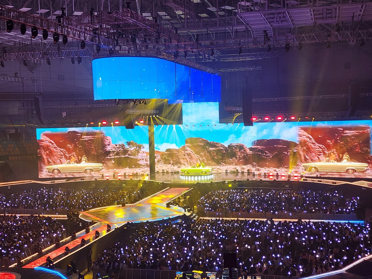 kiimnaeil's tweet photo. 천장에서 회전목마가 내려오고 하늘에서 땅이솟고
산이 바다가 되고 불바다 위에 아이스크림 놀이동산이 세워지고 마법의성 앞에서 기차가 달리고
숲이었던 곳이 사막이 되고 그 가운데 승용차가 돌아가고 사막이었던 곳이 다시 바다가 돼서 그 위에 배가 띄워지는.. 투모로우바이투게더 콘서트 오세요 https://t.co/T58CTg7SAI