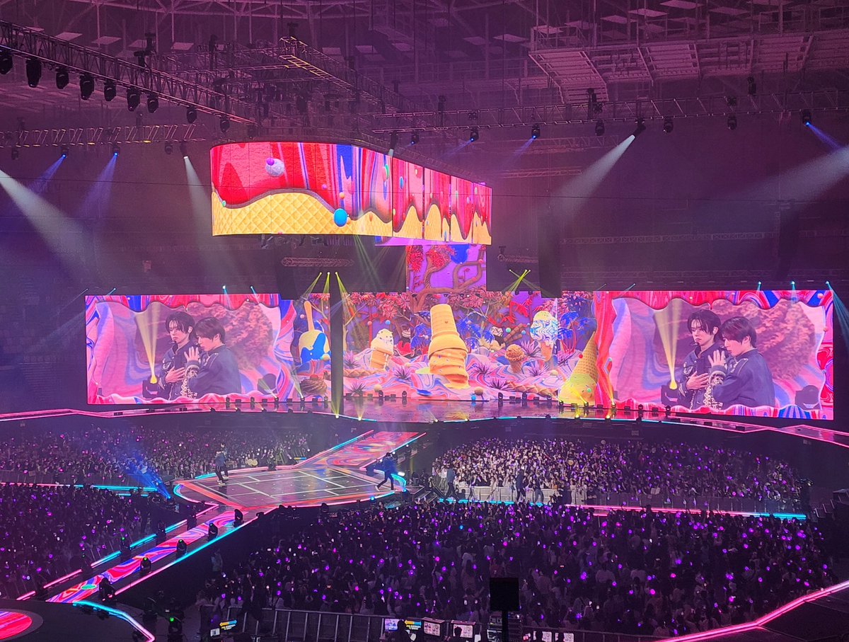 kiimnaeil's tweet photo. 천장에서 회전목마가 내려오고 하늘에서 땅이솟고
산이 바다가 되고 불바다 위에 아이스크림 놀이동산이 세워지고 마법의성 앞에서 기차가 달리고
숲이었던 곳이 사막이 되고 그 가운데 승용차가 돌아가고 사막이었던 곳이 다시 바다가 돼서 그 위에 배가 띄워지는.. 투모로우바이투게더 콘서트 오세요 https://t.co/T58CTg7SAI