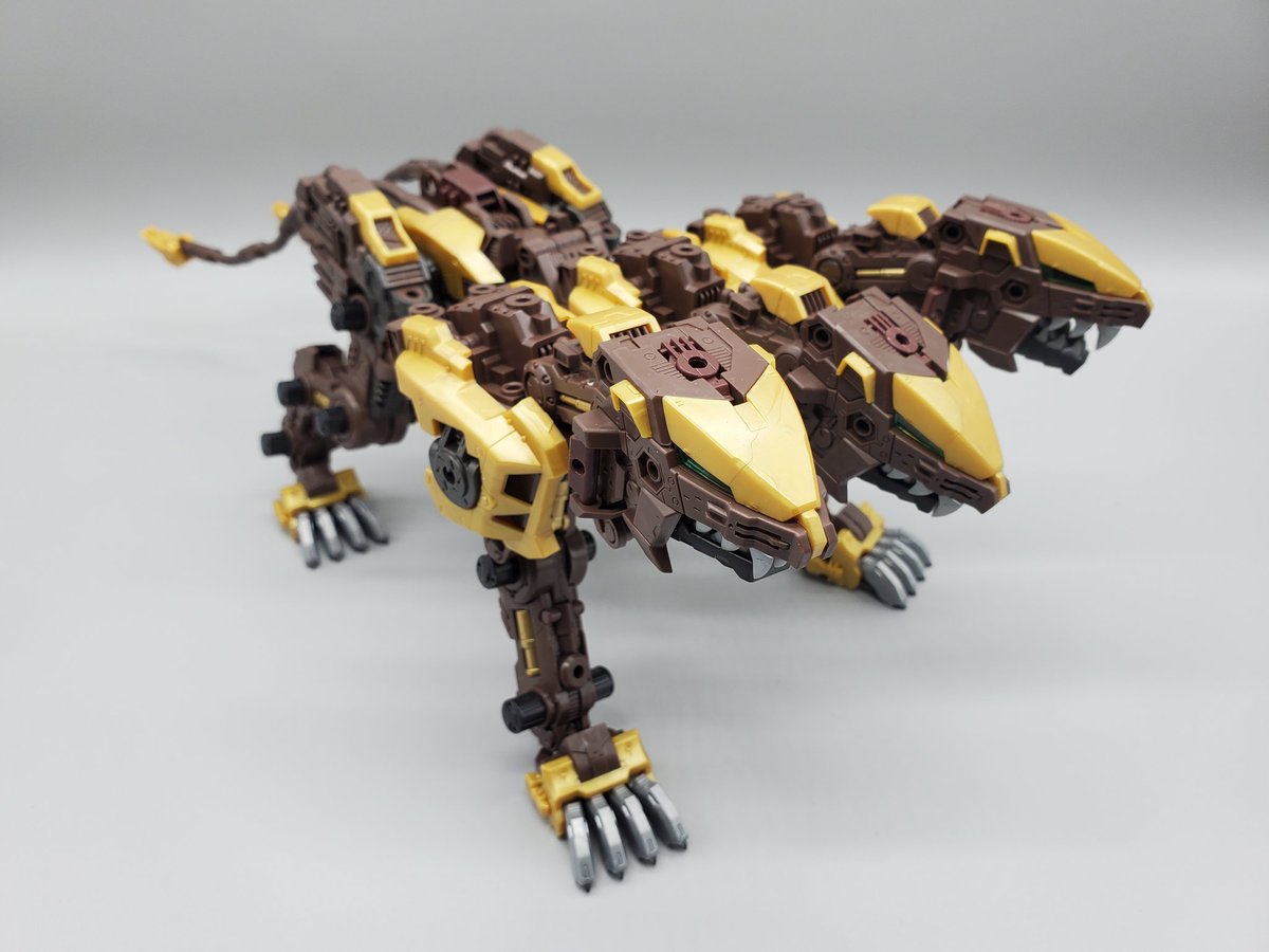 tQ4Dd6kTClEdH6l's tweet photo. ケーニッヒウルフが出たら確実にケルベロスを作る人がいると思うので、画像検索で見なかったゼロでやりました

イメージはゲームに出る三首系キマイラです
左右の頭はドラゴンと山羊にすべきですが、かっこいいのでヨシッ👈

子供の頃にはできなかった…
これが金の力だ！(ゼロイクス×3)

#ゾイド https://t.co/iAJO4GReB7