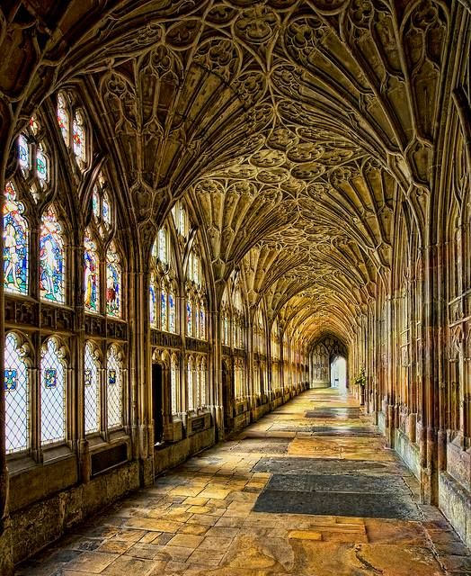 RileyMartin162's tweet photo. Gloucester Cathedral cloisters are famous for their beautiful fan vaults built in the late 14th &amp; early 15th century https://t.co/KwUtpD6M54