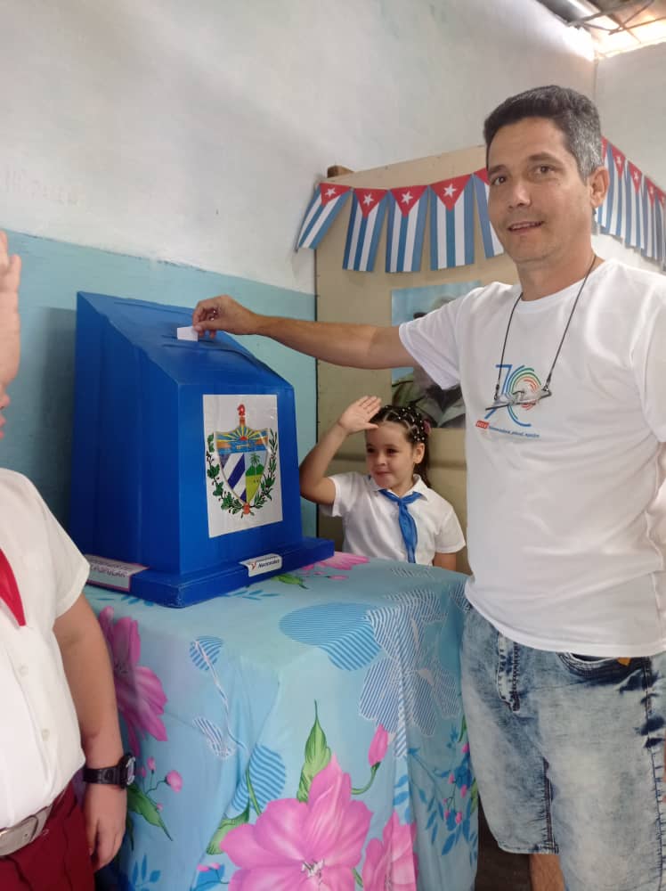 lbolivera73's tweet photo. Temprano y con el voto unido por Cuba y su invensible Revolución. #JuntosporVillaClara
 #MejorEsPosible 
#YoVotoPorTodos https://t.co/SjXbdToUQl