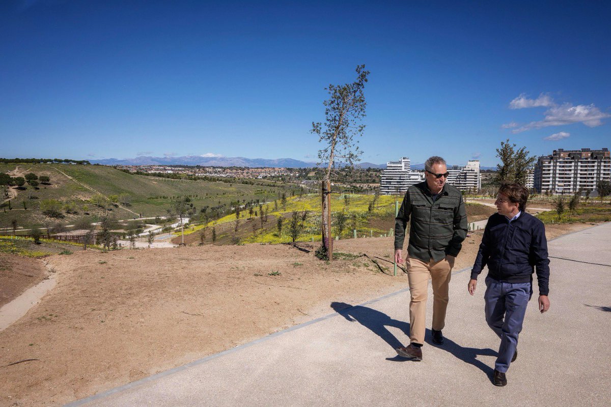 AlmeidaPP_'s tweet image. Inauguramos el parque Princesa Leonor.
Un nuevo pulmón verde con más de 5.200 árboles, 167.000 arbustos, 10km de senderos y 3km de carril bici. 

Gracias a todos los que lo habéis hecho posible, en especial a la Junta de Compensación de Valdebebas. 

¡Seguimos, Madrid!
