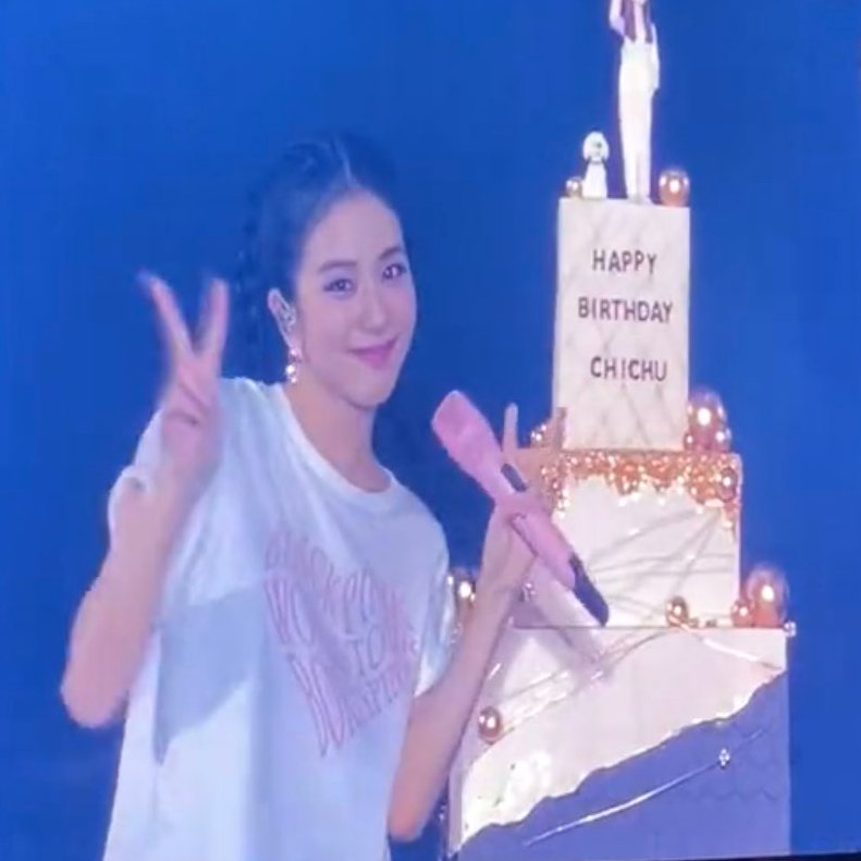 pinksviral's tweet photo. 4/4 pinks with their birthday cakes 💖 https://t.co/SSkirUXDdZ