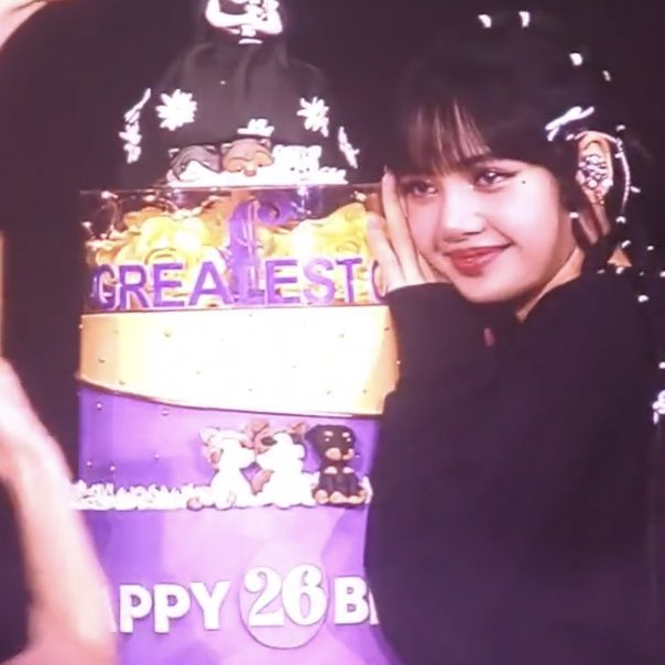 4/4 pinks with their birthday cakes 💖