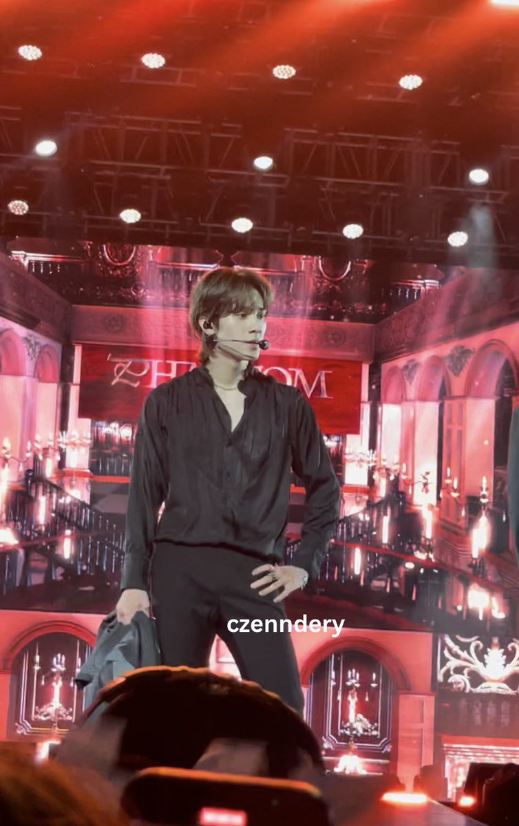 czenndery's tweet photo. Hendery on Phantom Fanmeeting in Manila 😭😭😭 https://t.co/q9iMfjenHr