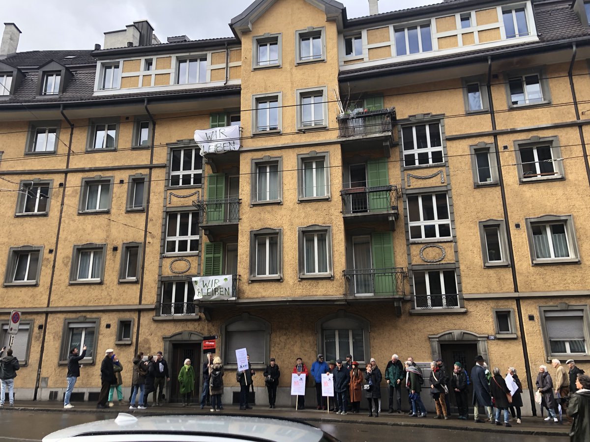 Huber-Graf-Stiftung - fest in Hand von <a href="/fdp_zh/">FDP Kanton Zürich</a>-Exponent:innen - will 4 Wohnhäuser an der Forchstrasse 114-120 dem Meistbietenden verhökern. Wuchtiger Protest am Stadtspaziergang von <a href="/mv_zuerich/">Mieterverband Zürich</a>. Mieterschaft fordert Verkauf an gemeinnützigen Bauträger.