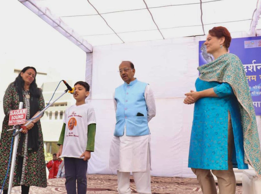 DMickeviciene's tweet photo. Happy to be invited to flag off #G20 children’s race along with Hon.Min @PiyushGoyal at #ModelTown and attend award ceremony at #MahavirSeniorModelSchool organized by @gsdsnewdelhi and Shri @VijayGoelBJP @LTEmbassyDelhi https://t.co/T5luY7KBwG