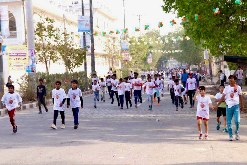 DMickeviciene's tweet photo. Happy to be invited to flag off #G20 children’s race along with Hon.Min @PiyushGoyal at #ModelTown and attend award ceremony at #MahavirSeniorModelSchool organized by @gsdsnewdelhi and Shri @VijayGoelBJP @LTEmbassyDelhi https://t.co/T5luY7KBwG