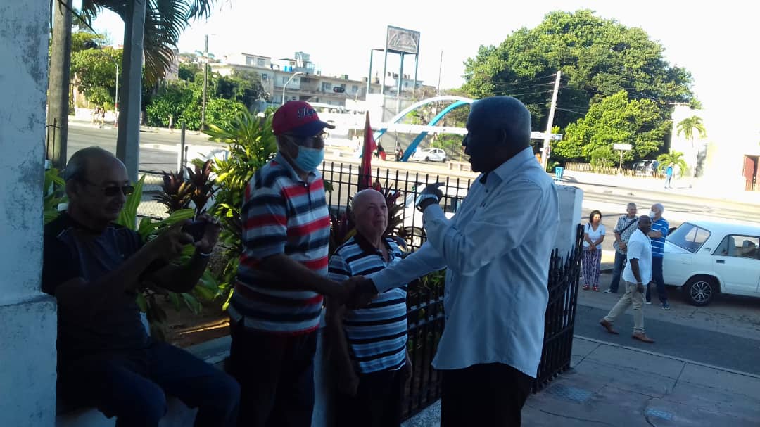 🇨🇺 Esteban Lazo Hernández, presidente de <a href="/AsambleaCuba/">Asamblea Nacional Cuba</a> llega ahora a su colegio electoral en el municipio Playa para ejercer el derecho al voto en las elecciones nacionales. <a href="/ACN_Cuba/">Agencia Cubana de Noticias</a>