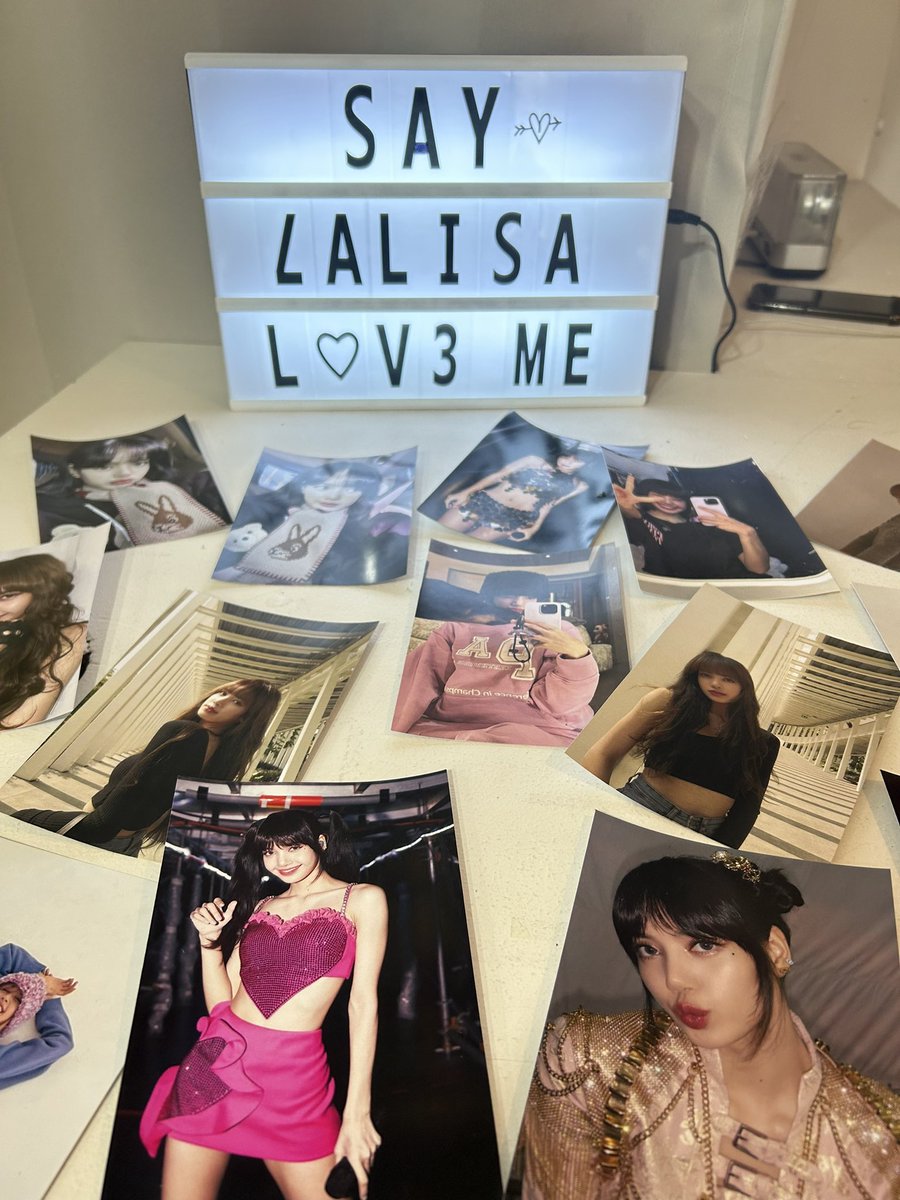 youna0818's tweet photo. #HEARTSforLISA
첫번째로 간 리사 생카💛 내부가 리사사진들로 꾸며져 있어서 너무 아름다웠고 특전들도 너무 예뻐요ㅠㅠ 가장 만족하는 생카 였어요🫶 https://t.co/xBDfR6uPA2