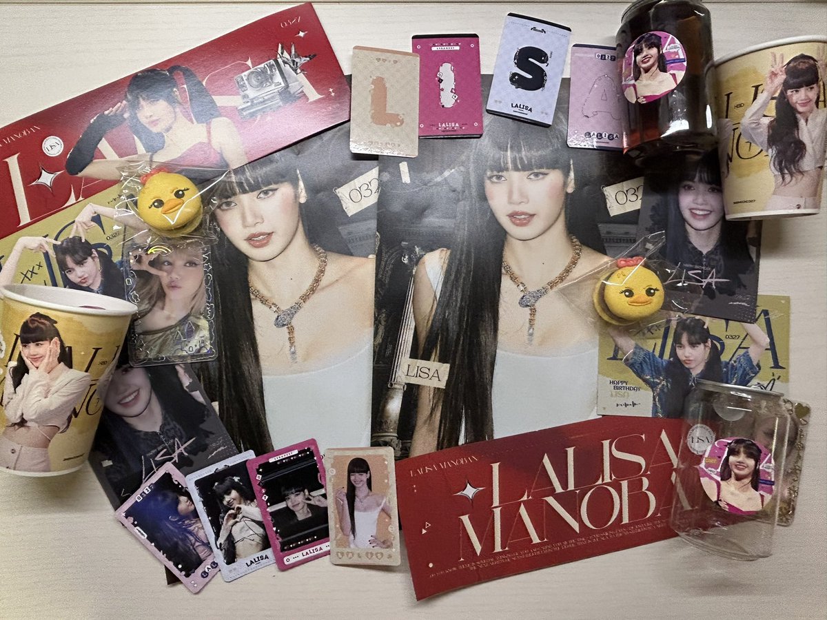 youna0818's tweet photo. #HEARTSforLISA
첫번째로 간 리사 생카💛 내부가 리사사진들로 꾸며져 있어서 너무 아름다웠고 특전들도 너무 예뻐요ㅠㅠ 가장 만족하는 생카 였어요🫶 https://t.co/xBDfR6uPA2