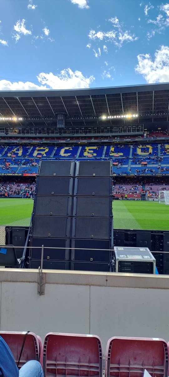 AdriaNaches's tweet photo. Y esto?? Como veo el campo??? Pagas primera fila y te toca una fila de altavoces... #kingsleague 
(Como haya un penalti será risas) https://t.co/ayPhcuKS5u