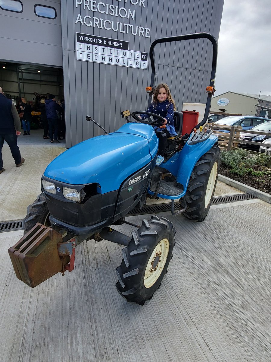 Hannah_23xox's tweet image. This morning we went to #SpringLive @BishopBurton Chloe loved it! She stroked the goats and a Pony, sat on some tractors, saw some small animals, and went round the lambing shed twice 🥰