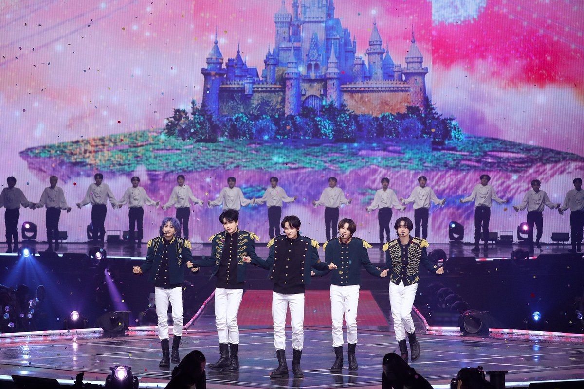 txtlov's tweet photo. in the article it said the goal of sweet mirage is to make fans feel they are in a magic place and the scale of the concert is really insane it really looks magical 💫 https://t.co/UO3BxyE629