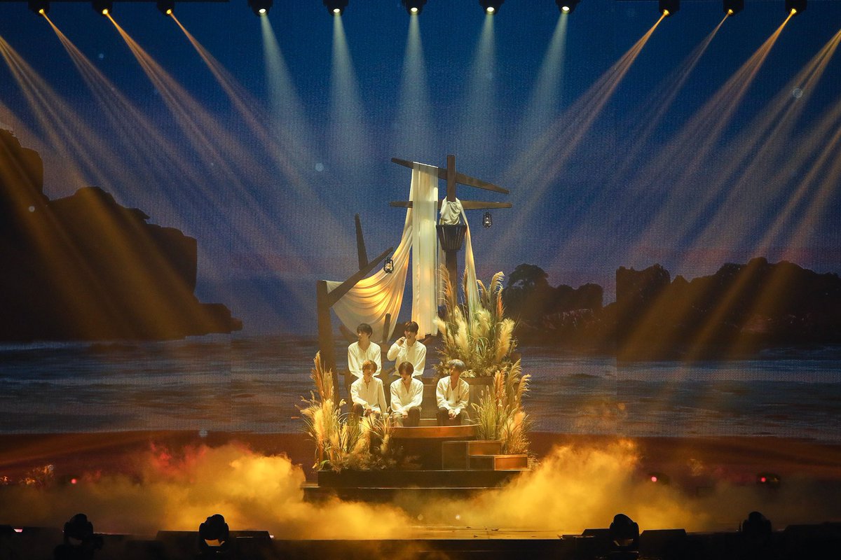 txtlov's tweet photo. in the article it said the goal of sweet mirage is to make fans feel they are in a magic place and the scale of the concert is really insane it really looks magical 💫 https://t.co/UO3BxyE629