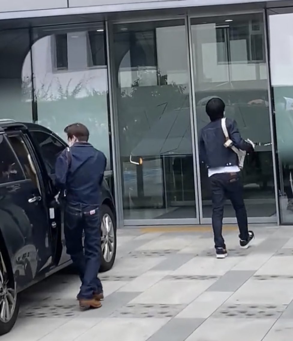 이사진 전신으로 보면 더 황당함 
숙소에서 나오면서 이싱하다는 생각. 안한걸까?