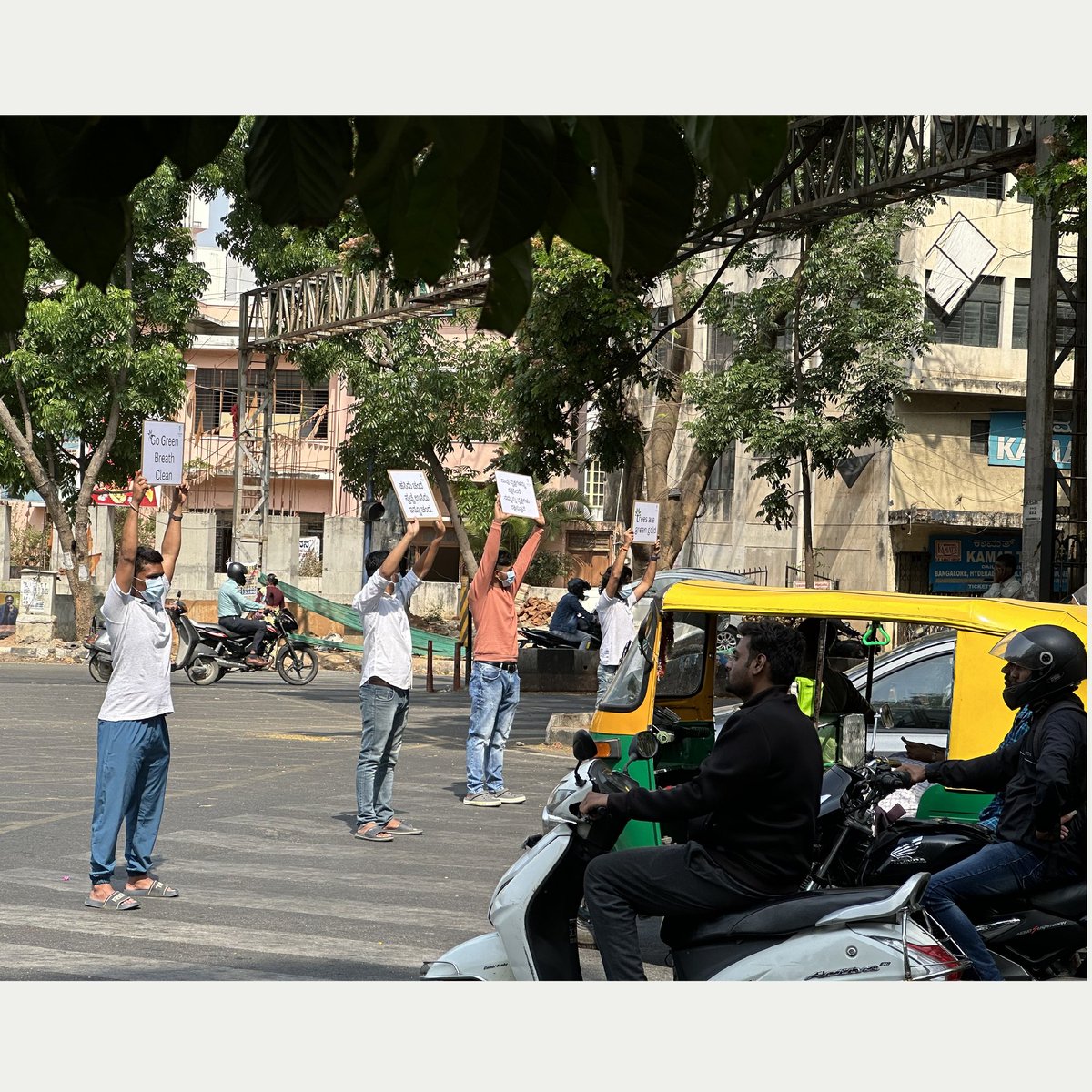 VSP_Trust's tweet photo. #VrukshaSevaPrathistana ದ ವತಿಯಿಂದ ಇಂದು ಬೆಂಗಳೂರಿನ ಲಾಲ್ ಬಾಗ್ ಪಾರ್ಕ್ ನ ವೆಸ್ಟ್ ಗೇಟ್ ಬಳಿ ಸಾರ್ವಜನಿಕರಿಗೆ ಅರಣ್ಯ ದಿನ, ಜಲ ದಿನ ಹಾಗೂ ವಿಶ್ವ ಗುಬ್ಬಚ್ಚಿ ದಿನದ ಅಂಗವಾಗಿ ಅರಣ್ಯ, ಜಲದ
ಮಹತ್ವವನ್ನು ಸಾರುವ
ಜಾಗೃತಿ ಫಲಕಗಳನ್ನು ಟ್ರಾಫಿಕ್ ಸಿಗ್ನಲ್ ಎದುರು ಇಂದು ಹಿಡಿದುಕೊಂಡು ಸಾರ್ವಜನಿಕರಿಗೆ ಪ್ರದರ್ಶಿಸಲಾಯಿತು. 
1/3 https://t.co/tTrw61v22c