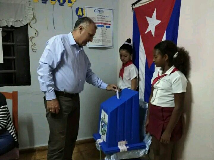 Ricardo Concepción Rodríguez, candidato a diputado a la Asamblea Nacional del Poder Popular por San Antonio de los mismos, y gobernador provincial, ejerce su voto como cubano #TodoPorCuba #MejorEsPosible