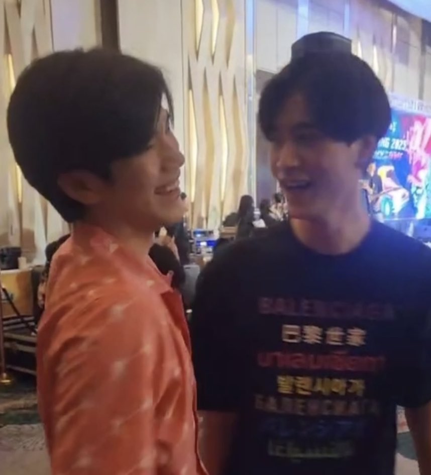crushon9x's tweet photo. เจอคนชนะแล้วค่ะ จับมือเชคแฮนด์กอดไปหนึ่งที ยิ้มหวานให้กันอีกหนึ่ง โอ้ยยยยย คิดถึงกันอะเนอะๆๆๆไ 😭😭😭😭😭😭😭😭😭😭 

#GmmtvOuting2023 https://t.co/Obv0mJekgf