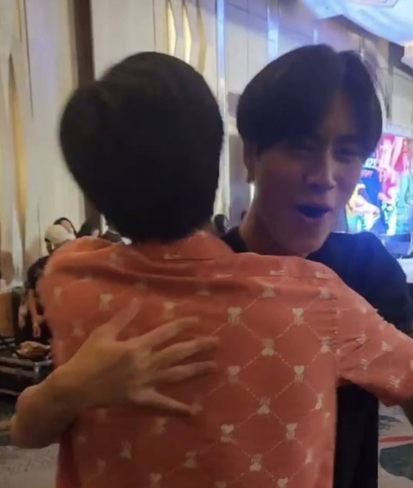crushon9x's tweet photo. เจอคนชนะแล้วค่ะ จับมือเชคแฮนด์กอดไปหนึ่งที ยิ้มหวานให้กันอีกหนึ่ง โอ้ยยยยย คิดถึงกันอะเนอะๆๆๆไ 😭😭😭😭😭😭😭😭😭😭 

#GmmtvOuting2023 https://t.co/Obv0mJekgf
