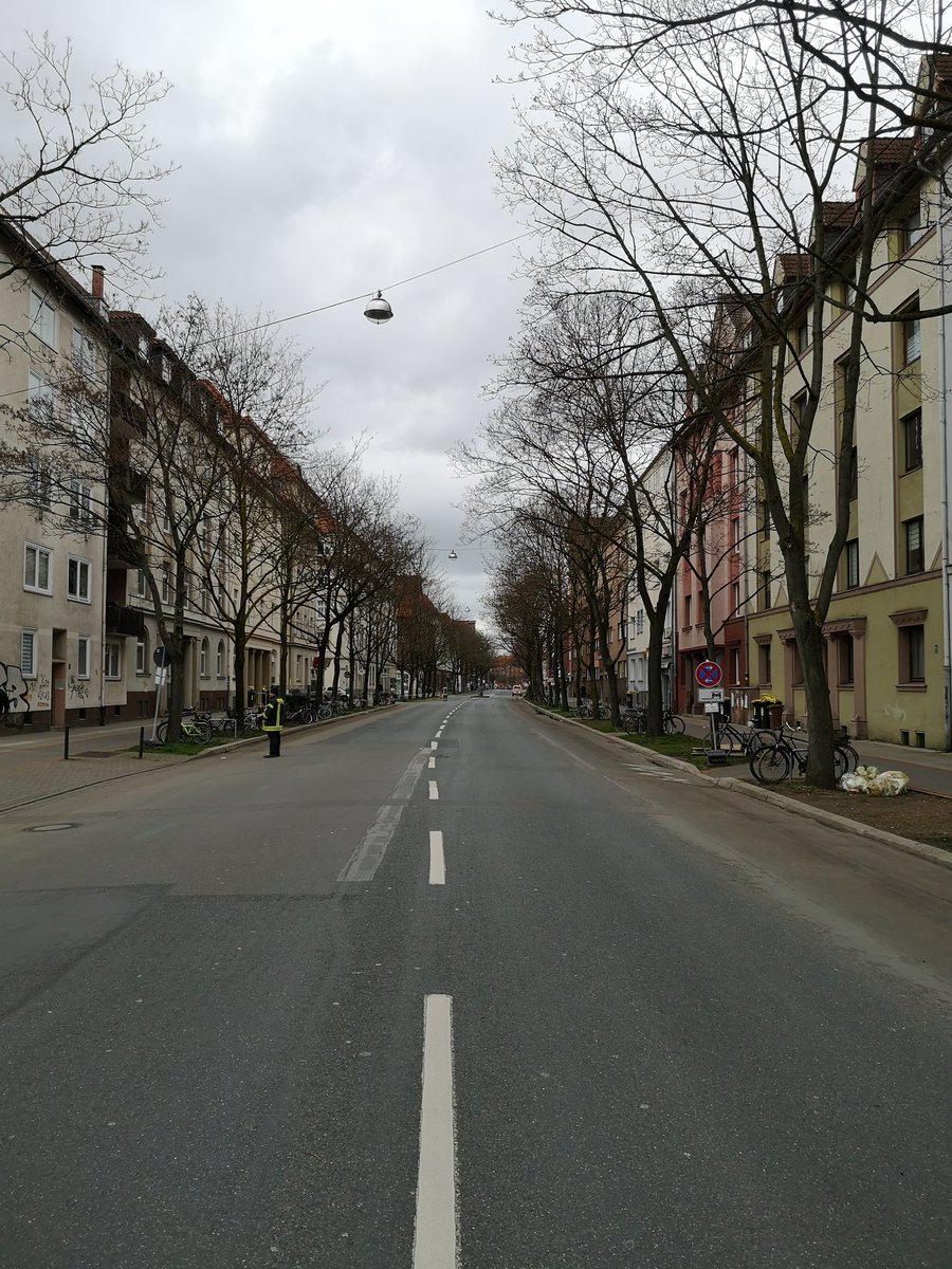 Die gesperrten Straßen beim Hannover Marathon haben uns einen Moment gezeigt, wie schön es ohne Autos ist: Vögelzwitschern, die Luft schmeckte nicht nach Atemwegserkrankungen, keine Lebensgefahr an jeder Ecke. Doch schon wird wieder das Stadtleben von den Autos im Dreck ertränkt.